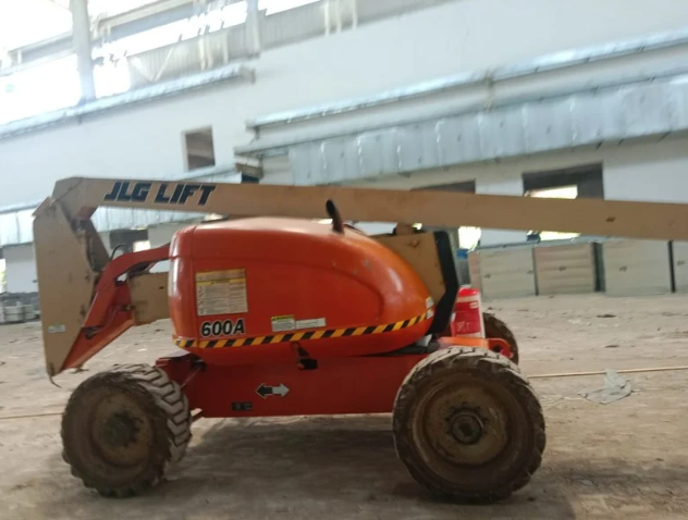 JLG 600A – Articulating Boom Lift