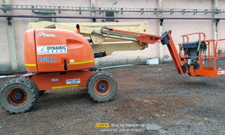 JLG 450AJ – Articulating Boom Lift (45 ft)